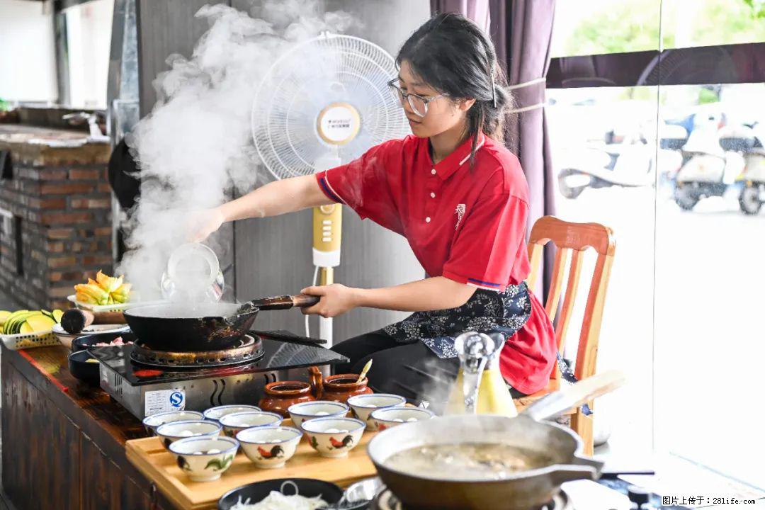 全网追的“扁担女孩”，找了一份暑假工，时薪12元 - 杭州生活资讯 - 杭州28生活网 hz.28life.net